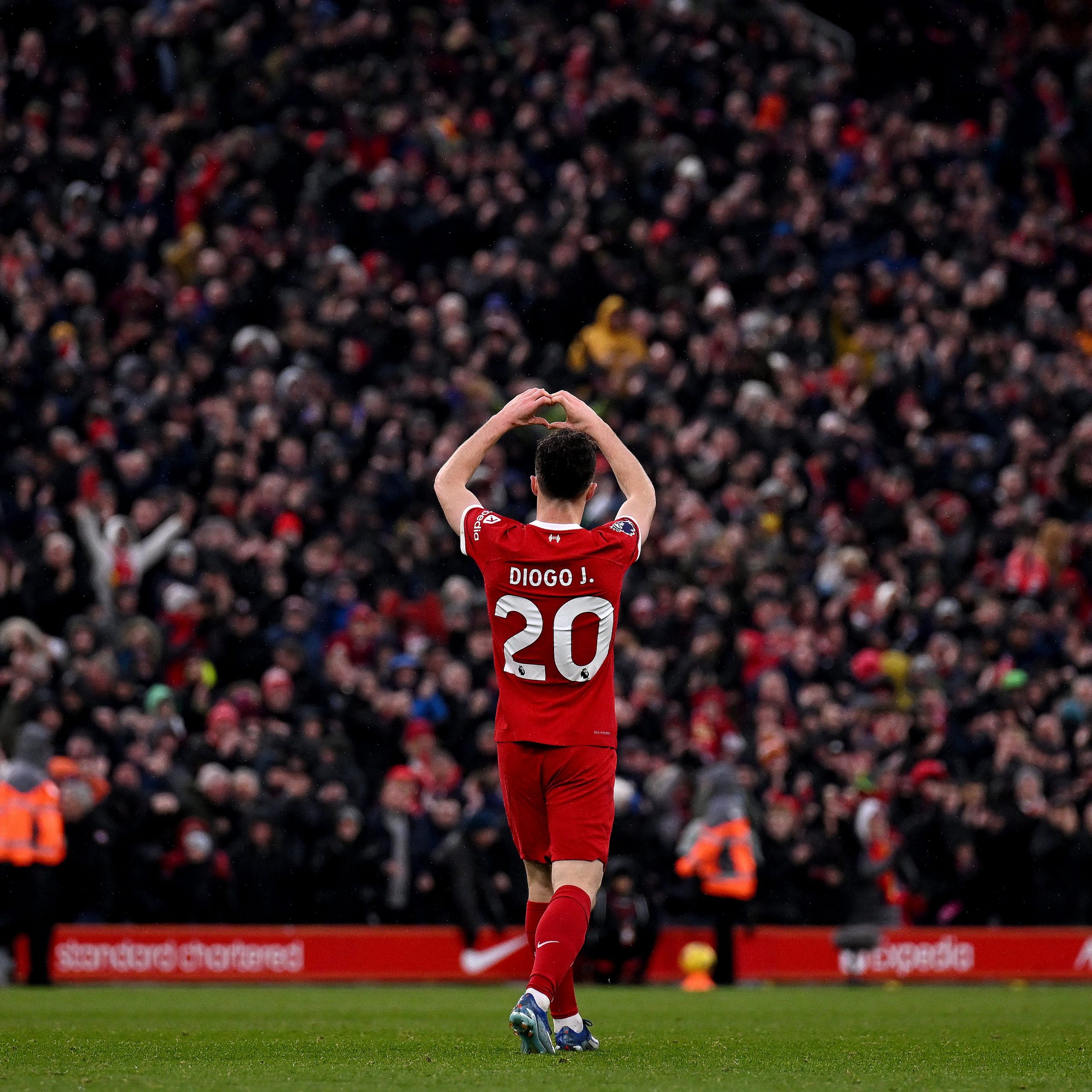 屋外でランニングを始めたディオゴ・ジョタ